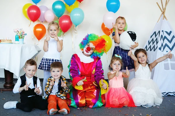 Děti Hrají Baví Klaunem Narozeninové Párty — Stock fotografie