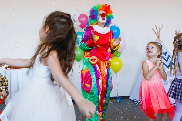 Bambini Giocano Divertono Con Clown Una Festa Compleanno — Foto Stock