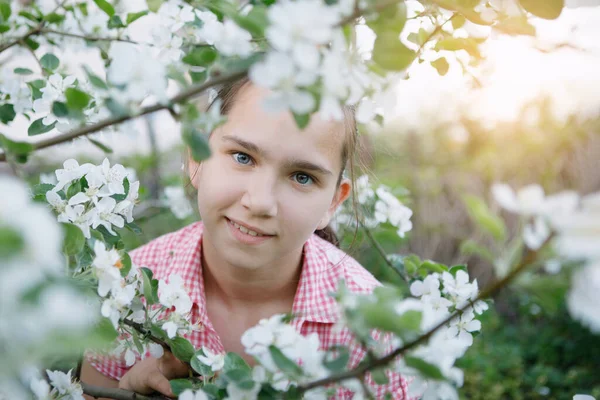 Menina Adolescente Posando Uma Macieira Florescente Foco Seletivo — Fotografia de Stock
