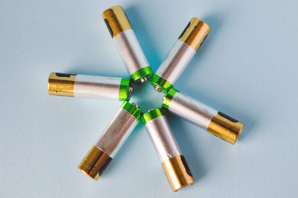 Alkalických Baterií Hvězda Modré Pozadí Symbol Čisté Energie Ekologické — Stock fotografie