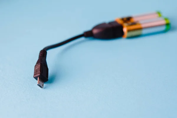 Dos Pilas Alcalinas Están Conectadas Cable Usb Nutrición Fondo Azul — Foto de Stock