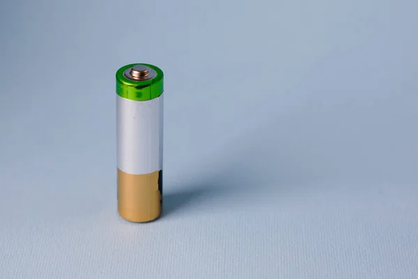 Bateria Alcalina Está Fundo Azul Símbolo Energia Limpa Eco Amigável — Fotografia de Stock