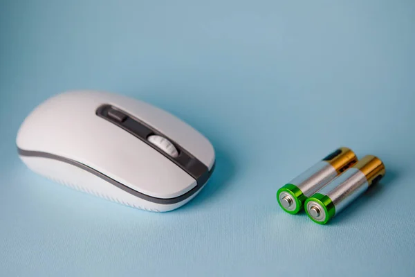 Duas Pilhas Alcalinas Aaa Estão Lado Mouse Computador Branco Símbolo — Fotografia de Stock