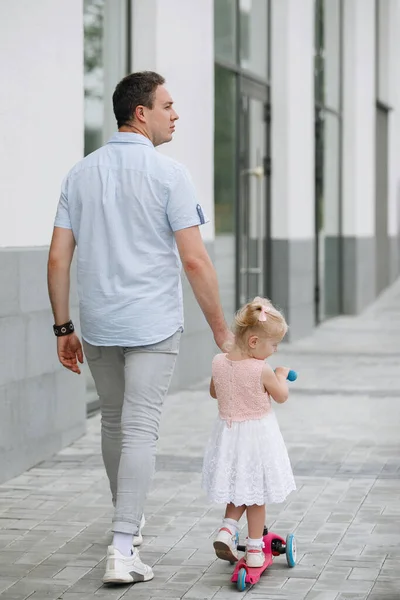 Pai Caminha Com Sua Filha Mãos Dadas Longo Rua Cidade — Fotografia de Stock