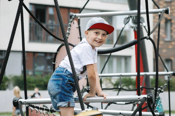 Junge Klettert Auf Das Seilgerät Städtischen Spielplatz Weißes Hemd Mütze — Stockfoto