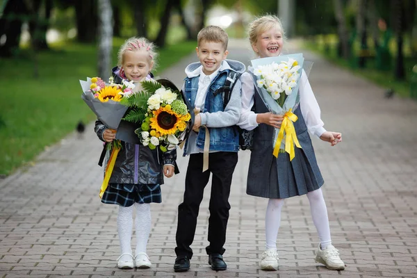 Crianças Idade Escolar Menino Meninas Com Buquês Flores Início Ano — Fotografia de Stock