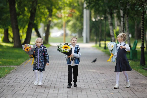 Los Escolares Niño Niñas Con Ramos Flores Comienzo Del Año — Foto de Stock