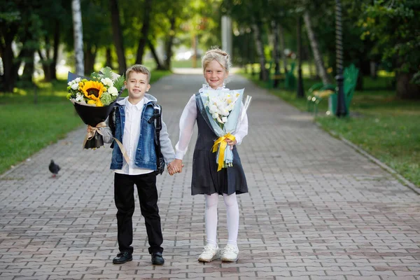 Crianças Idade Escolar Menino Uma Menina Com Buquê Flores Início — Fotografia de Stock