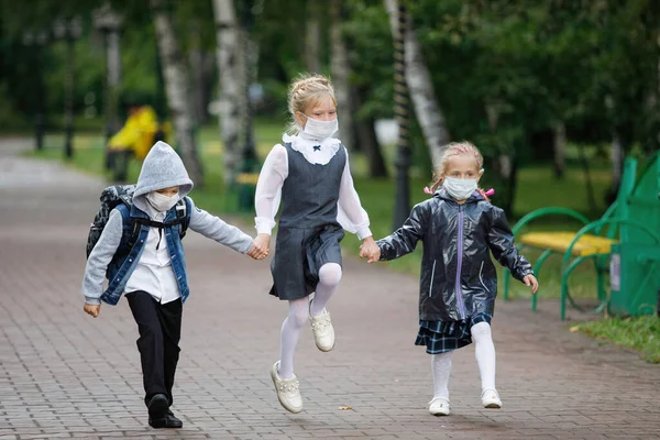Crianças Idade Escolar Menino Meninas Máscaras Médicas Caminham Parque Cidade — Fotografia de Stock