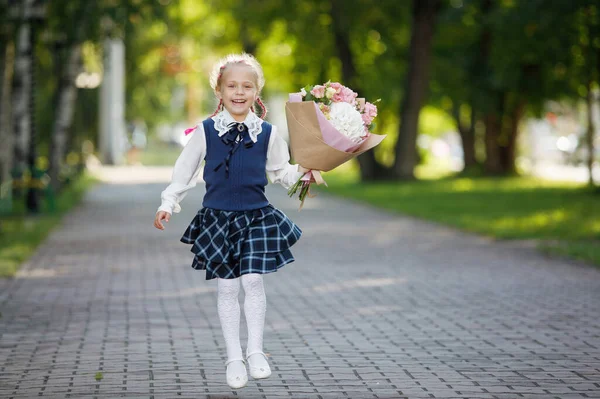 Schoolgirl Bouquet Flowers Start School Year Uniform Walks Sidewalk City — Stock Photo, Image