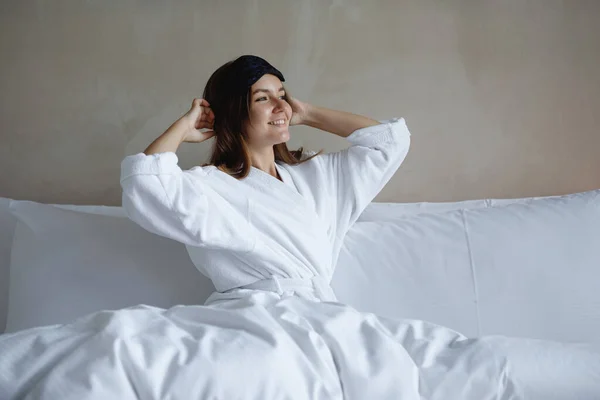 Kobieta Białym Szlafroku Obudziła Się Rano Rozciągała Łóżku Pokoju Hotelowym — Zdjęcie stockowe