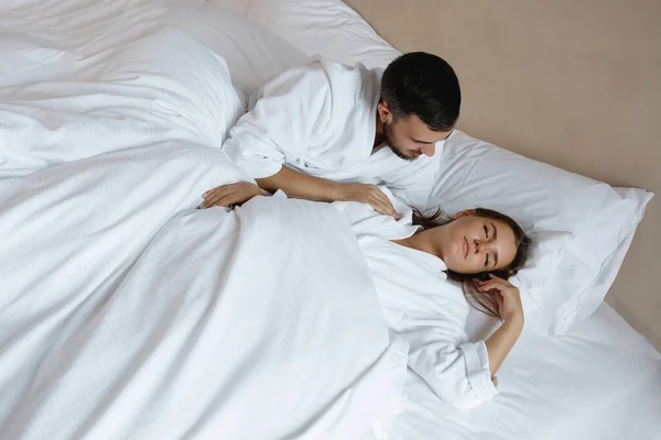 Pareja Cama Joven Barbudo Hombre Mujer Yacen Una Almohada Blanca — Foto de Stock