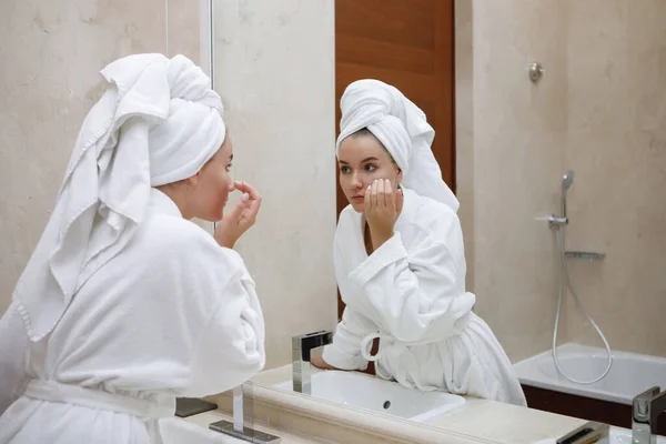 Jovem Mulher Manto Branco Lavada Pia Com Uma Torneira Banheiro — Fotografia de Stock