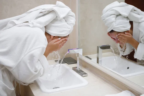 Mujer Joven Con Una Bata Blanca Lava Lavabo Con Grifo — Foto de Stock