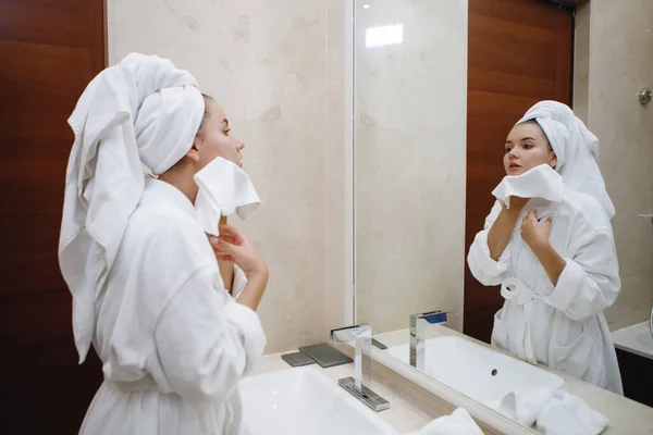 Jovem Mulher Manto Branco Lavada Pia Com Uma Torneira Banheiro — Fotografia de Stock