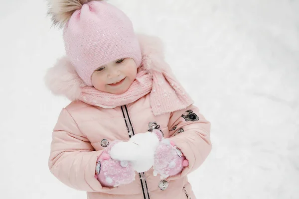 Κορίτσι Μωρό Ροζ Φόρμες Ένα Καπέλο Ένα Pompon Παίζει Λευκή — Φωτογραφία Αρχείου