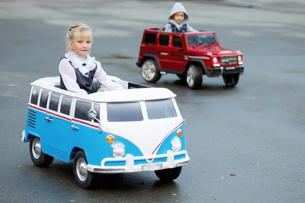 Dzieci Jeżdżą Niebiesko Czerwonym Dziecięcym Samochodzikiem Parku Miejskim — Zdjęcie stockowe