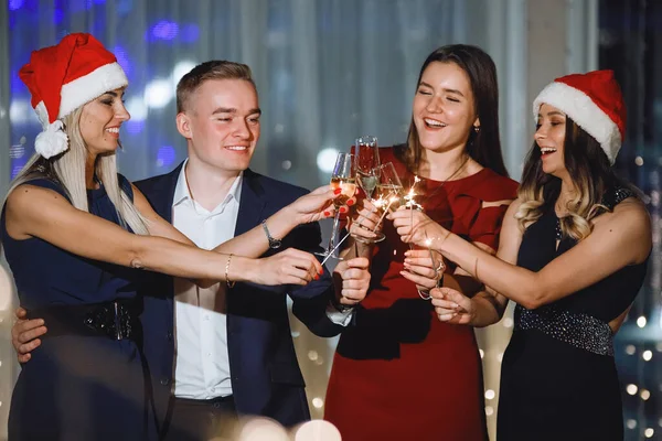 Eine Gruppe Von Menschen Steht Mit Sektgläsern Und Wunderkerzen Mützen — Stockfoto