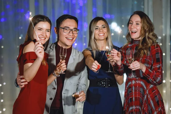 Een Groep Mensen Staat Met Een Glas Champagne Sterretjes Een — Stockfoto