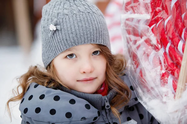 Gri Şapkalı Genç Kız Kışın Açık Havada Kırmızı Şeker — Stok fotoğraf