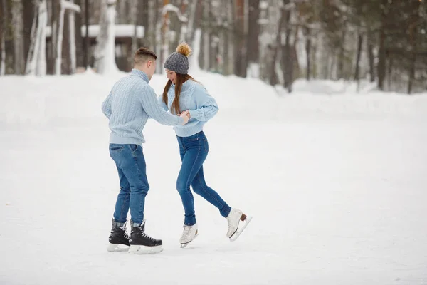 Couple Fille Gars Apprendre Patiner Hiver — Photo