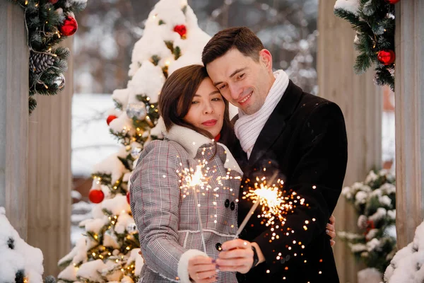 Man Vrouw Met Sterretjes Winter Achtergrond Van Een Kerstboom Buiten — Stockfoto
