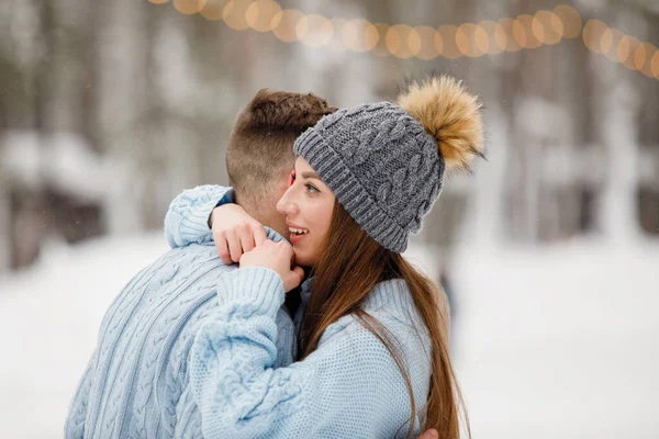 Casal Amoroso Abraçando Parque Inverno Livre Roupas Quentes Chapéus Malha — Fotografia de Stock