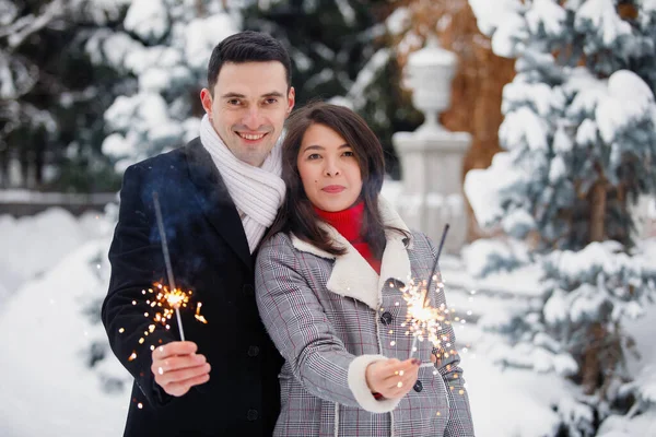 Couple Heureux Amoureux Avec Des Étincelles Hiver Sur Fond Arbre — Photo