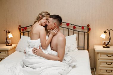 Romantik bir çift otel odasında oturuyor. Sevgililer öpüşür, sarılır. Aşk, balayı, sevgililer günü..