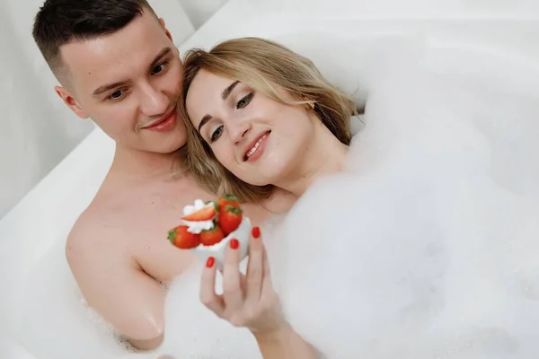 Pareja Cariñosa Baño Con Fresas Con Crema Tipo Chica Están — Foto de Stock