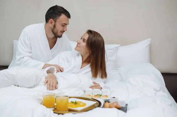 Homem Barbudo Uma Mulher Casacos Brancos Estão Tomar Pequeno Almoço — Fotografia de Stock