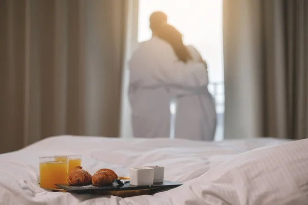 Bandeja Del Desayuno Está Una Cama Blanca Hombre Una Mujer — Foto de Stock