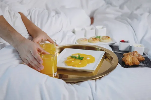 一个留着胡子的男人和一个穿着白衣的女人正在床上吃早餐 有选择的重点 穿上衣服 — 图库照片