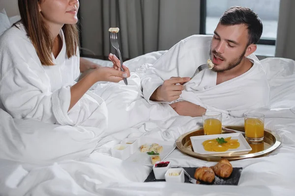 Homem Barbudo Uma Mulher Casacos Brancos Estão Tomar Pequeno Almoço — Fotografia de Stock