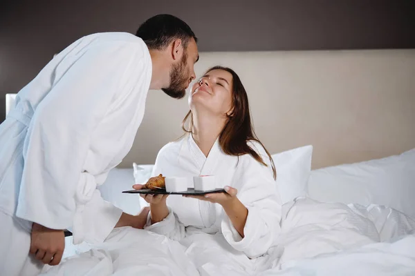 Desayuno Para Dos Cama Barbudo Besa Una Mujer — Foto de Stock