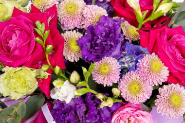 Güzel bir buketin yakın çekimi. Çiçeklerin arka planı.