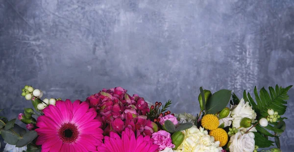 Красивый Букет Цветов Сером Бетонном Фоне Принято Баннер — стоковое фото