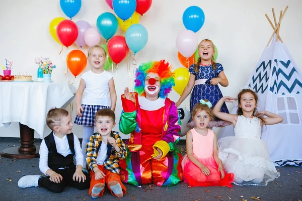 Crianças Brincam Divertem Com Palhaço Uma Festa Aniversário — Fotografia de Stock