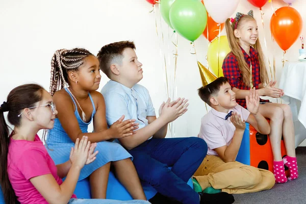 Crianças Engraçadas Brilhantes Celebram Aniversário Festa Multinacional Balões Bonés Sorrisos — Fotografia de Stock
