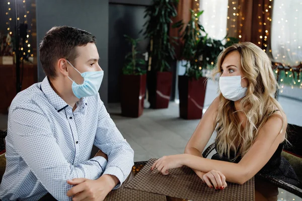 Hombre Una Mujer Con Máscaras Protectoras Médicas Sientan Una Mesa — Foto de Stock