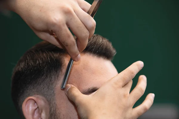 Primo Piano Lavoro Parrucchiere Giovane Attraente Barbiere Styling Barba Rasatura — Foto Stock