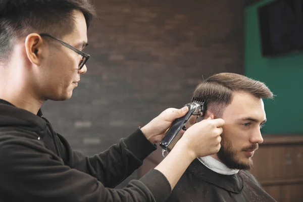 Parrucchiere Uomo Taglio Capelli Con Una Macchina Uomo Barbiere — Foto Stock