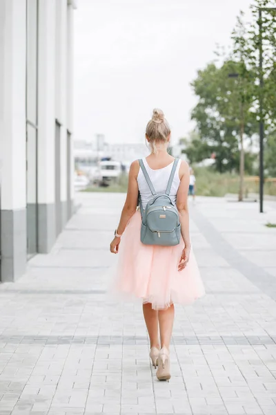 Blond Vrouw Poseren Straat Van Stad Modieuze Kleding Look Roze — Stockfoto