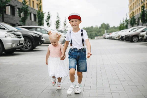 Хлопчик Дівчинка Біжать Міській Вулиці Блондинка Хвостами Рожевій Сукні Хлопець — стокове фото