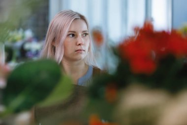 Çiçekli güzel bir genç kadının portresi. Seçici odak.