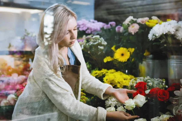 Fleuriste Blonde Femme Dans Tablier Dans Espace Travail Boutique Fleurs — Photo