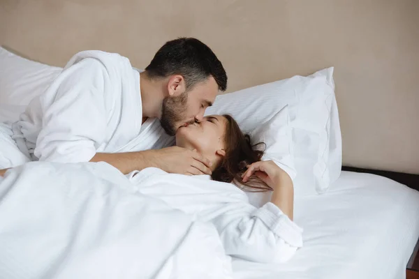 Due Letto Uomo Barbuto Bacia Una Donna Addormentata — Foto Stock