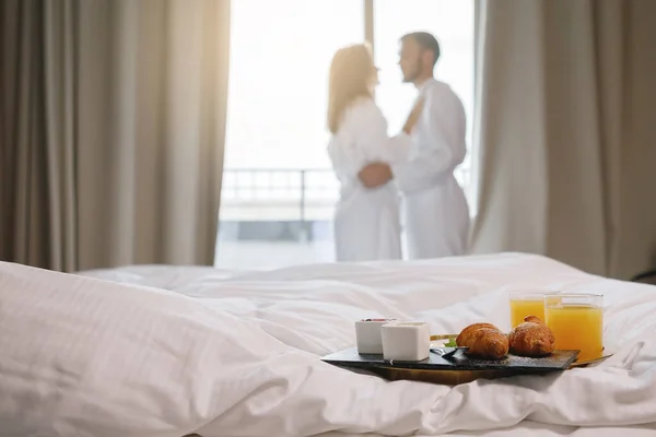 Bandeja Del Desayuno Está Una Cama Blanca Una Pareja Albornoces — Foto de Stock