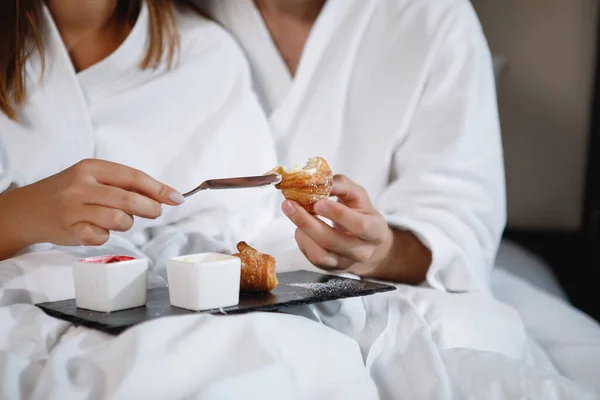 Hombre Barbudo Una Mujer Con Batas Blancas Desayunan Cama Enfoque — Foto de Stock