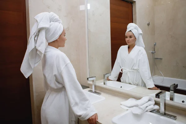 Jovem Mulher Manto Branco Lavada Pia Com Uma Torneira Banheiro — Fotografia de Stock